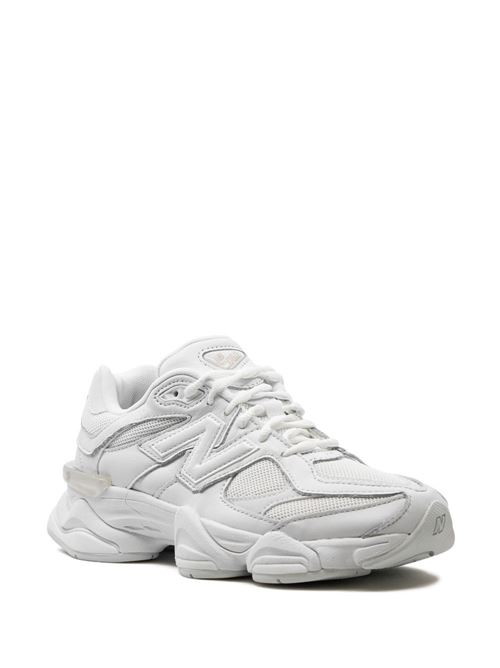 Sneaker 9060 di NEW BALANCE bianca in pelle scamosciata, caratteristica intersuola ABZORB®, inserti in rete e punta tonda. NEW BALANCE | U9060NRJWHITE